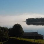 mgła nad jeziorem